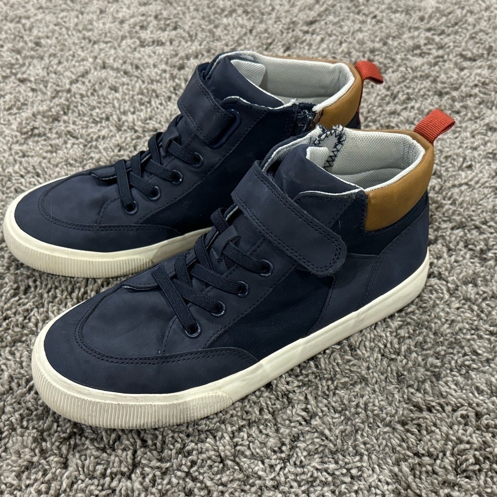 Cat & Jack boys navy blue high top sneakers, size 5